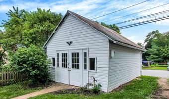 13 E KING St, Abbottstown, PA 17301