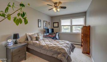 4 Fairway Ct, Albany, NY 12208