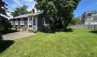 44 Crest St, Middletown, RI 02842