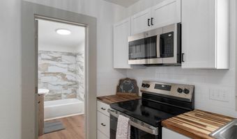 933 S Rinker Ave, Aurora, MO 65605