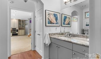 200 Robinhood Rd, Asheville, NC 28804