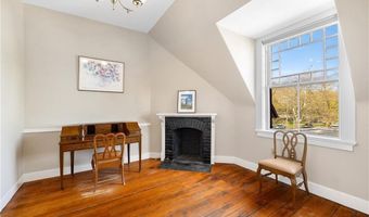 3 Memorial Blvd, Newport, RI 02840