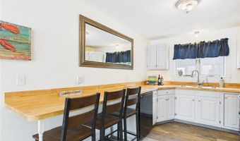 34 Beach Plum Rd, Narragansett, RI 02882