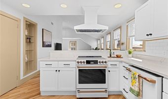 18 Barney St 3, Newport, RI 02840