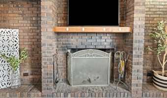 2405 Woodcrest Dr, Alton, IL 62002