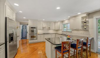 5 Trotter Ter, Belford, NJ 07718