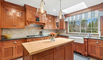 15 Queens Ln, Darien, CT 06820