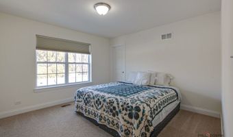 705 N Kaspar Ave, Arlington Heights, IL 60004