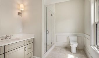 28 Mount Vernon St, Newport, RI 02840