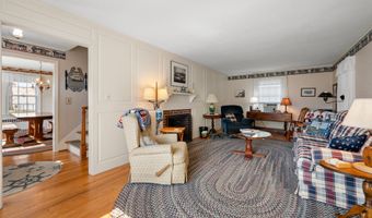 10 Hilltop Rd, East Lyme, CT 06357