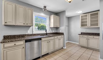 55 South Ave, Bayville, NJ 08721