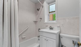 122 W 39TH St A4, Bayonne, NJ 07302