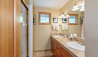 290 Skycrest Dr, Ashland, OR 97520