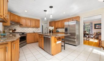 34 Finch Ln, North Kingstown, RI 02874