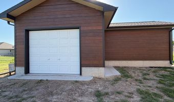 1524 Beechwood Dr, Aurora, NE 68818