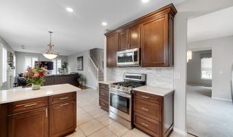 6 Yorkshire Ct, Algonquin, IL 60102