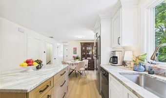 65 Bayberry Ln, East Greenwich, RI 02818