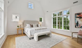8 Fado Ln, Cos Cob, CT 06807