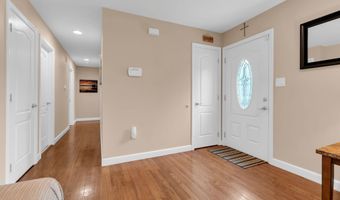 32 Bowline St, Beachwood, NJ 08722