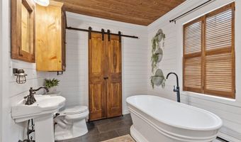 15 Chapel St, Ashburnham, MA 01430