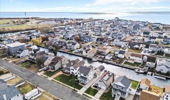 16 Gibbs Rd, Amity Harbor, NY 11701