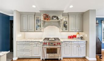 302 Fox Hollow Woods Dr, Ballwin, MO 63021