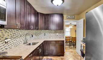 1 Somerset Rd W, Amityville, NY 11701