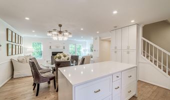 8 CARRIAGE HOUSE Cir, Alexandria, VA 22304