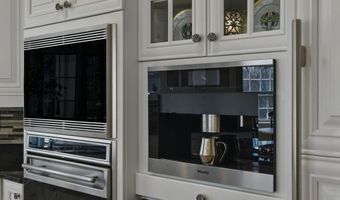 7 Champagne Ter, Bedford, NH 03110