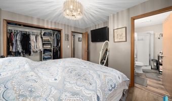121 S 5th Ave, Brandon, SD 57005