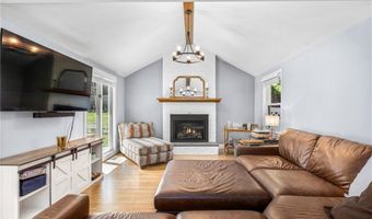 64 Dean St, Cranston, RI 02920