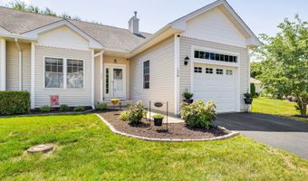 136 Pond View Cir 136, Beacon Falls, CT 06403