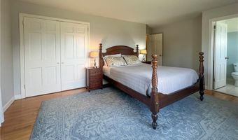 9 South Dr, Middletown, RI 02842