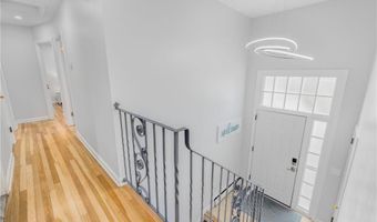 384 Valley Rd, Middletown, RI 02842