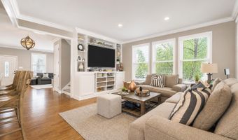 71 Compton St, Belford, NJ 07718