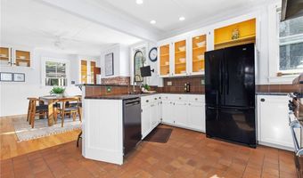 17 Everett St, Newport, RI 02840