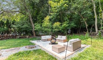 137 Overlook Dr, Warwick, RI 02818