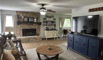 508 E Kirkwood Dr, Aurora, MO 65605