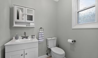 7 Gregg Ln, Bayonne, NJ 07002