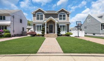 62 Netherwood Dr, Albertson, NY 11507