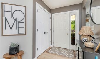 208 W Chapelwood Dr, Brandon, SD 57005