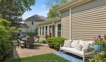 215 W Fremont St, Arlington Heights, IL 60004