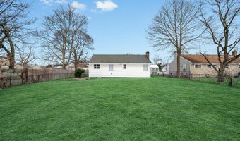 33 Silverpine Dr, Amityville, NY 11701