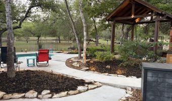 828 Shady Grv, Adkins, TX 78101