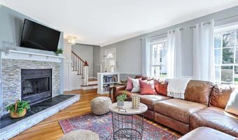 17 Mosher Dr, Barrington, RI 02806