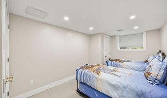 20 Algonquin Cir, Airmont, NY 10952