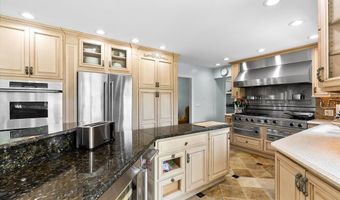 18 Woodland Hills Ct, Alton, IL 62002