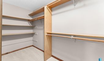 417 E Meadowlark Cir, Brandon, SD 57005