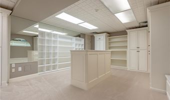 438 Club Dr, Aurora, OH 44202