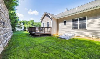 136 Pond View Cir 136, Beacon Falls, CT 06403